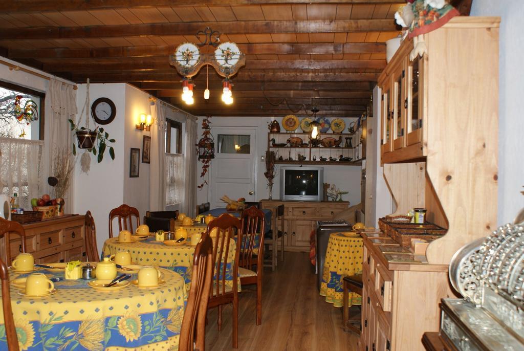 Hostal Y Cabanas Ainil Punta Arenas Exterior foto