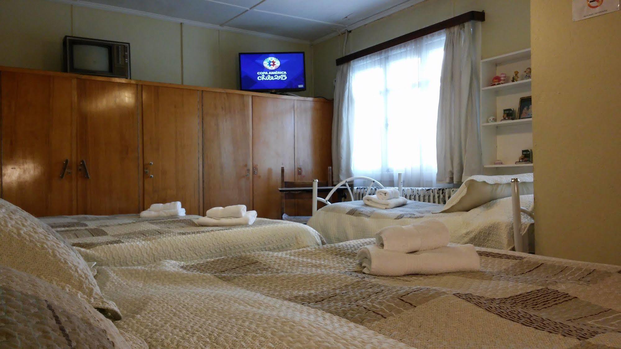 Hostal Y Cabanas Ainil Punta Arenas Exterior foto
