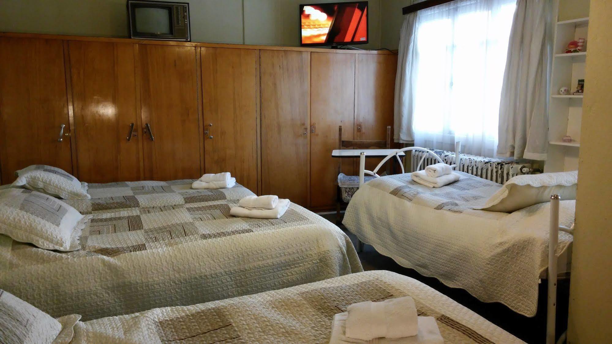 Hostal Y Cabanas Ainil Punta Arenas Exterior foto