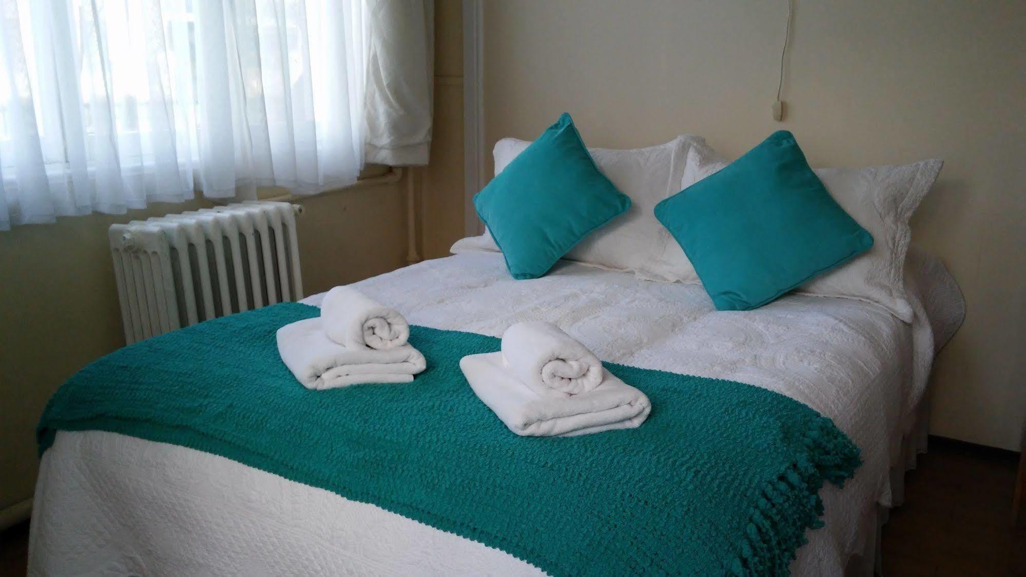 Hostal Y Cabanas Ainil Punta Arenas Exterior foto