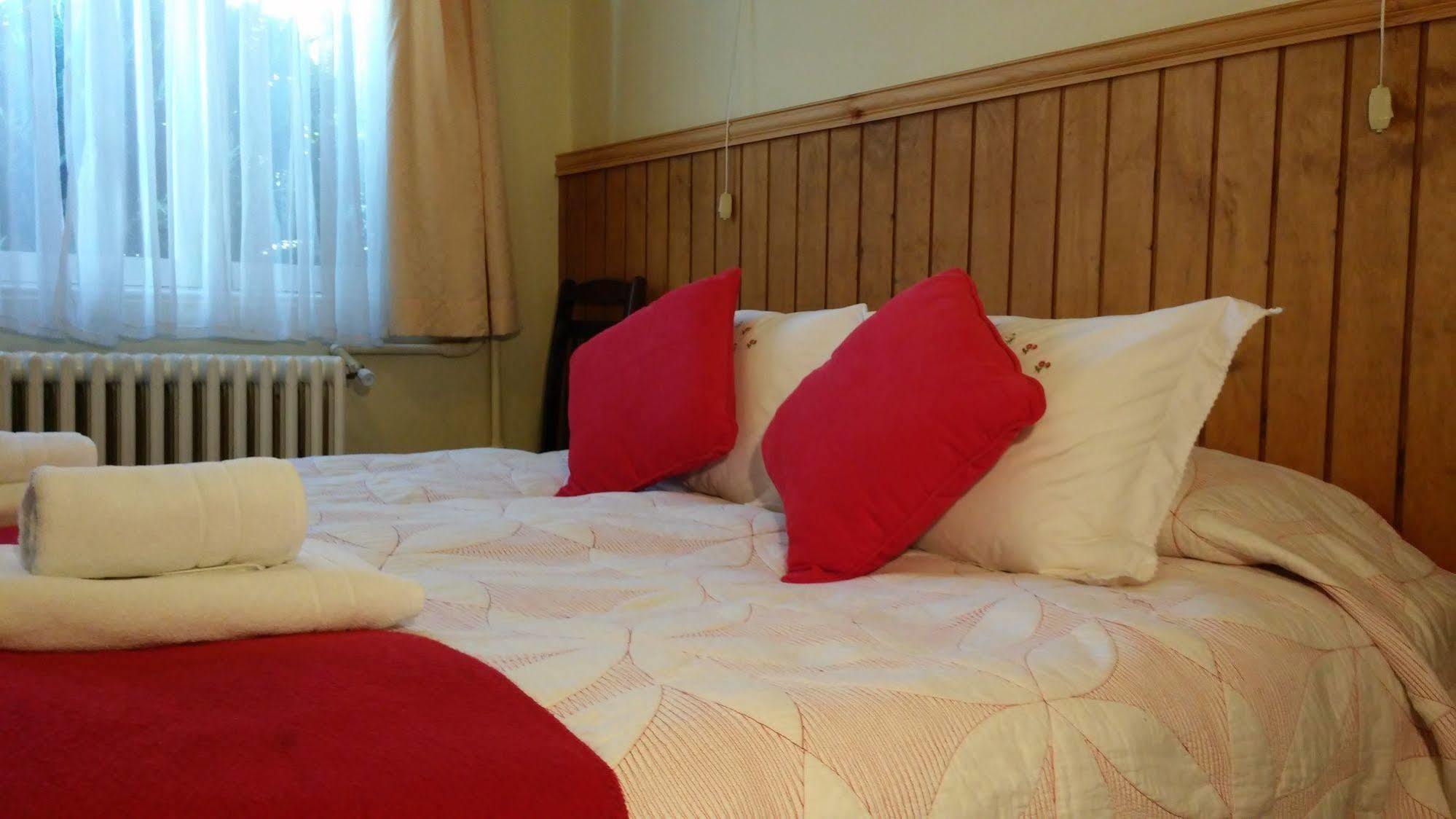 Hostal Y Cabanas Ainil Punta Arenas Exterior foto