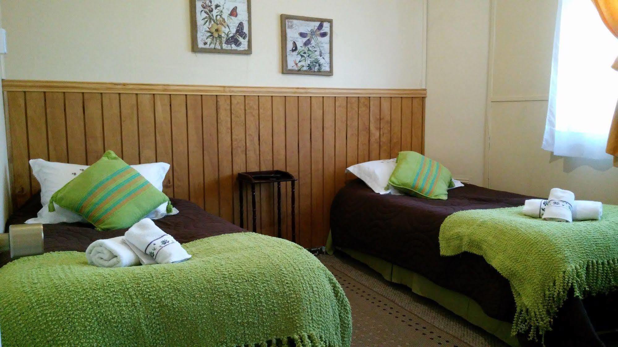 Hostal Y Cabanas Ainil Punta Arenas Exterior foto