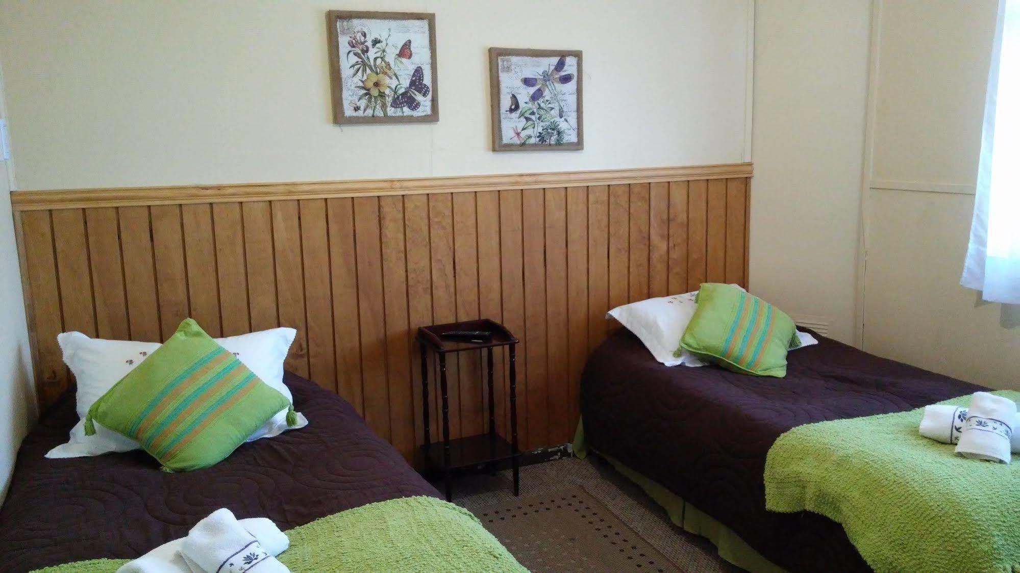Hostal Y Cabanas Ainil Punta Arenas Exterior foto