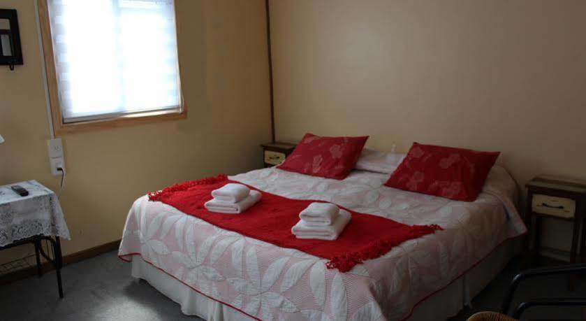 Hostal Y Cabanas Ainil Punta Arenas Exterior foto